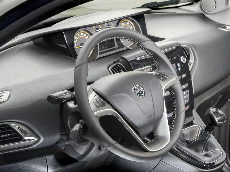  Lancia Ypsilon S by Stade Francais Paris 2013 года  (фото 9 из 10)